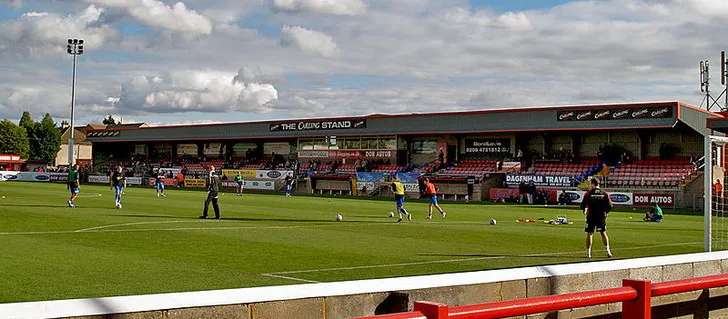Khán đài Carling Stand tại sân Victoria Road, trung tâm cổ vũ của Dagenham &amp; Redbridge