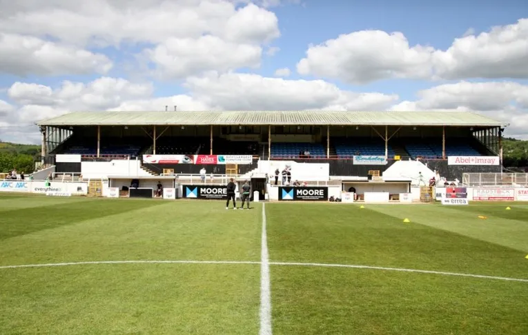 Khán đài chính Grandstand tại sân Twerton Park, Bath