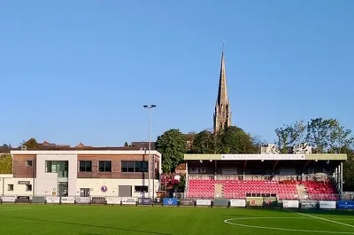 Khán đài chính hiện đại tại sân Meadowbank, sân nhà của Dorking Wanderers, biểu tượng của sự đổi mới trong lòng cộng đồng Dorking.