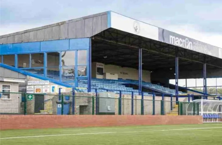 Khán đài chính (Main Stand) của sân The Silverlands, điểm nhìn tuyệt vời cho trận đấu của Buxton FC