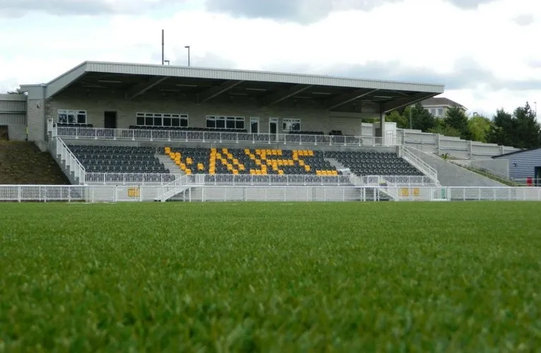 Khán đài chính Main Stand tại Gallagher Stadium, nơi trái tim CĐV Maidstone United đập chung nhịp