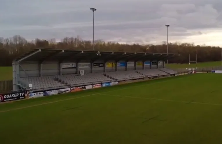 Khán đài chính (Main Stand) tại sân Blackwell Meadows, khu vực ghế ngồi cho các cổ động viên.