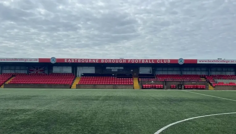 Khán đài chính (Main Stand) uy nghi tại sân Priory Lane, trung tâm của các sự kiện quan trọng.