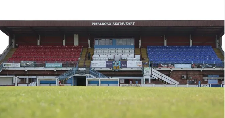 Khán đài chính Main Stand với hàng ghế tại Bob Lucas Stadium, nơi chứng kiến lịch sử Weymouth FC