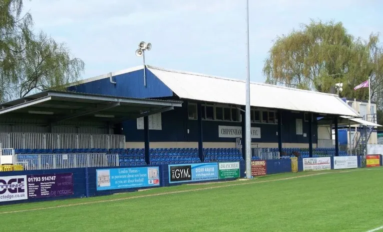 Khán đài chính sân Hardenhuish Park