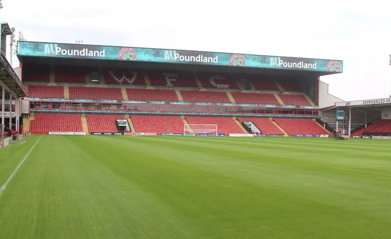 Khán đài chính uy nghi tại Sân vận động Poundland Bescot Stadium