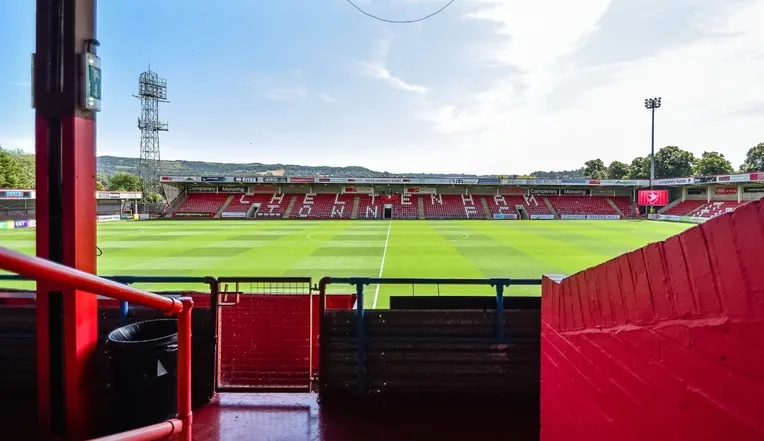 Khán đài chính Whaddon Road, nơi tập trung các tiện ích và khu vực gia đình, mang dấu ấn lịch sử của sân bóng.
