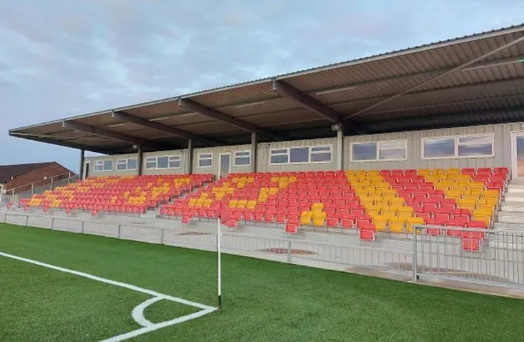 Khán đài có mái che tại sân Meadow Park, nơi người hâm mộ Gloucester City cổ vũ bất kể thời tiết