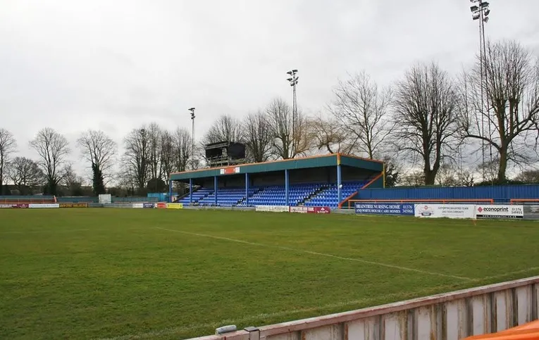 Khán đài dành cho người hâm mộ tại Cressing Road, nơi CĐV Braintree Town cùng nhau tạo nên không khí sôi động