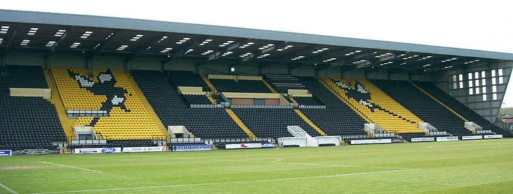 Khán đài Derek Pavis Stand, trái tim của sân Meadow Lane với các tiện ích chính của câu lạc bộ Notts County