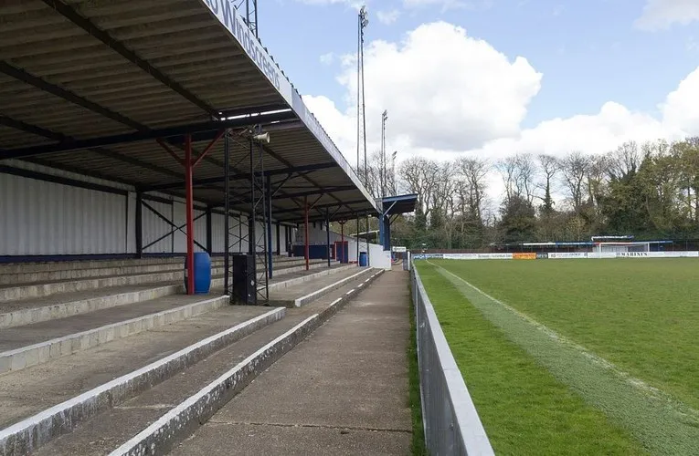 Khán đài đứng truyền thống tại Beveree Stadium, nơi CĐV Hampton &amp; Richmond Borough hòa mình vào không khí trận đấu