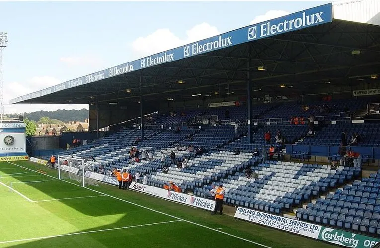 Khán đài East Stand tại sân Kenilworth Road với hàng ghế trống trải
