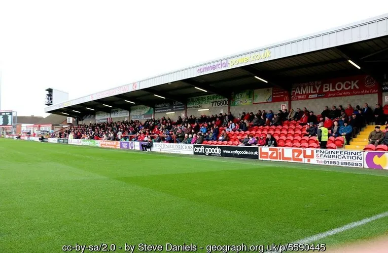 Khán đài Highbury Stand tại sân vận động Fleetwood Town, một phần quan trọng trong cấu trúc chỗ ngồi hỗn hợp của sân.