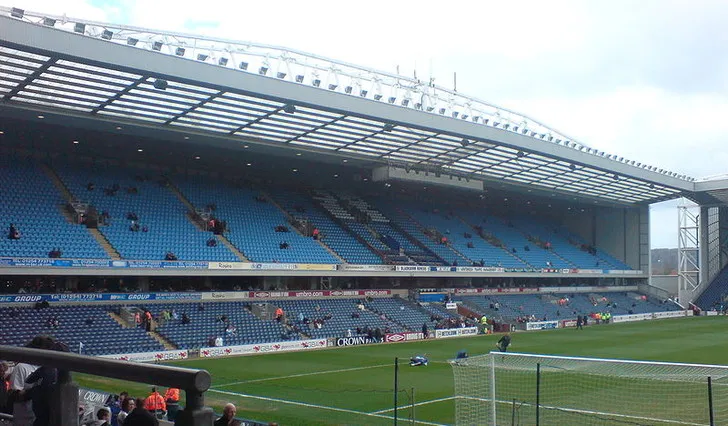 Khán đài Jack Walker tại sân Ewood Park, biểu tượng của sự hồi sinh và vinh quang của Blackburn Rovers.