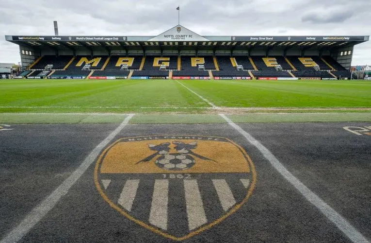 Khán đài Jimmy Sirrel Stand tại sân Meadow Lane, nơi các cổ động viên khách thăng hoa cảm xúc