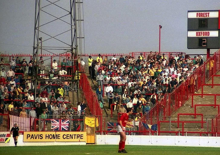 Khán đài khu vực khách ở The City Ground năm 1988, tái hiện một phần ký ức lịch sử của sân vận động Nottingham Forest