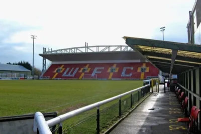 Khán đài Leslie Gosden tại Kingfield Stadium, minh chứng cho vẻ đẹp giản dị của bóng đá Anh