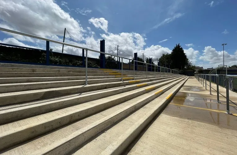 Khán đài Lincoln Road Stadium nhìn từ sân