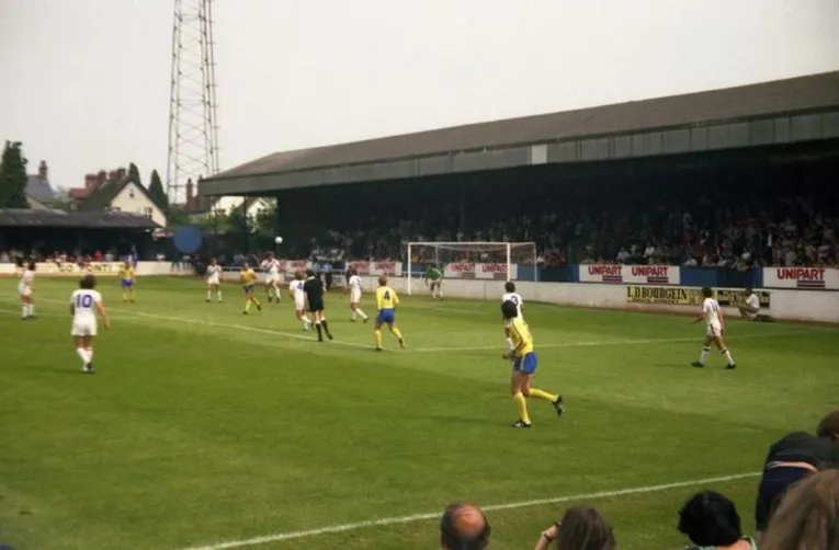 Khán đài London Road tại Manor Ground sân nhà cũ của Oxford United lưu giữ ký ức lịch sử