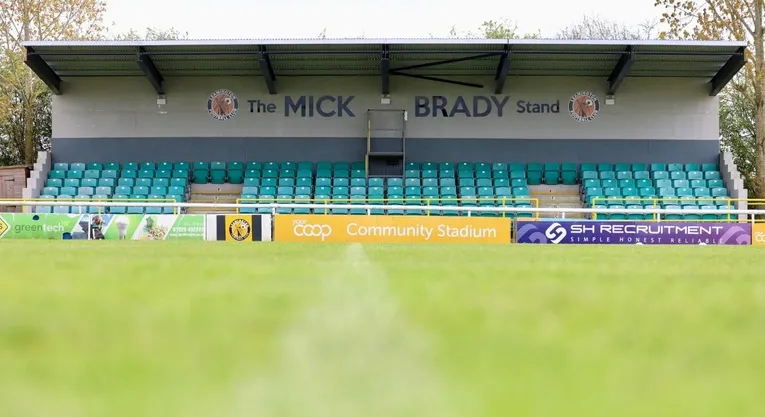 Khán đài Mick Brady tại New Windmill Ground, một phần quan trọng của sân vận động New Windmill Ground, thể hiện sự tri ân đến những đóng góp cho Leamington FC.