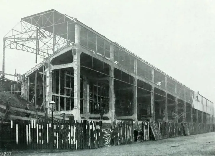 Khán đài Midland Road đang hoàn thiện năm 1908/09, một phần lịch sử kiến trúc của Valley Parade