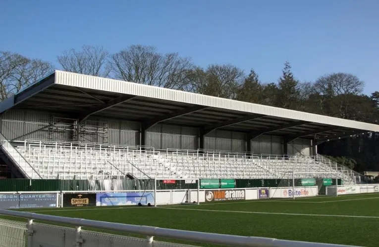 Khán đài mới phía sau khung thành tại Gallagher Stadium Maidstone, mở rộng sức chứa và niềm đam mê