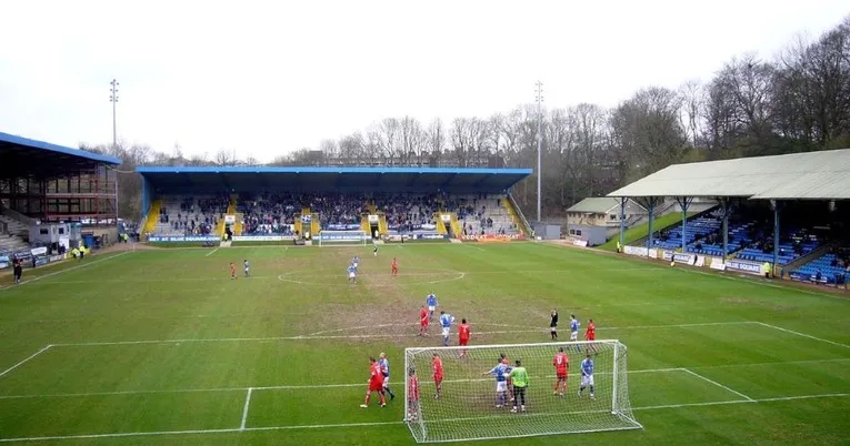 Khán đài Nam của sân The Shay, khu vực đứng cổ vũ sôi động của người hâm mộ FC Halifax Town.