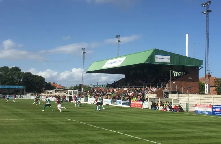 Khán đài Port of Blyth Stand tại sân Croft Park, nơi cảm xúc trận đấu thăng hoa