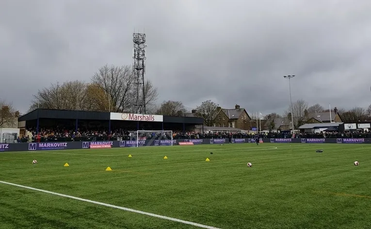 Khán đài Railway End tại The Silverlands, nơi chứng kiến bao cảm xúc thăng trầm của Buxton FC