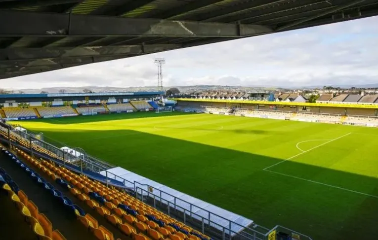 Khán đài sân Plainmoor nhìn ra sân cỏ, nơi những cảm xúc bóng đá bùng cháy