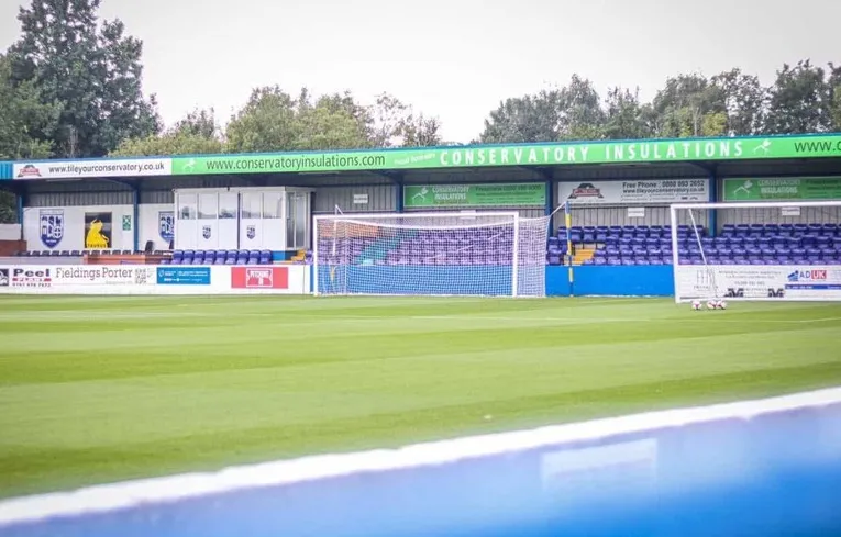 Khán đài sau cầu môn tại sân Stainton Park, nơi cổ động viên Radcliffe FC cháy hết mình