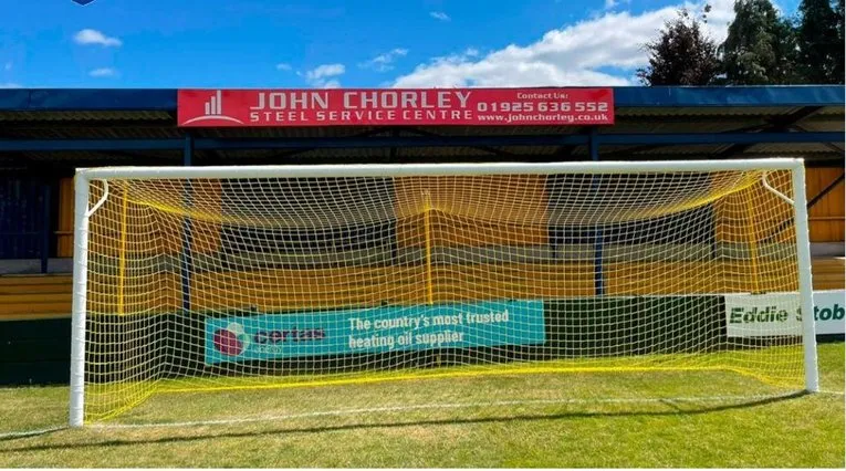Khán đài sau khung thành tại Cantilever Park, điểm đến của người hâm mộ Warrington Town