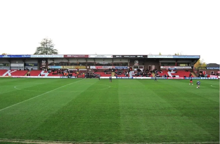 Khán đài Tây Aggborough Stadium, nơi nhìn rõ đường biên