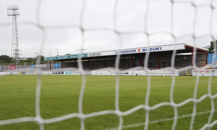 Khán đài Tony Hobson Stand tại sân vận động Bob Lucas Stadium, vinh danh huyền thoại Weymouth FC