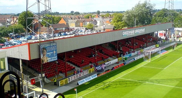Khán đài Town End của sân The County Ground, khu vực dành cho cổ động viên cuồng nhiệt của Swindon Town.