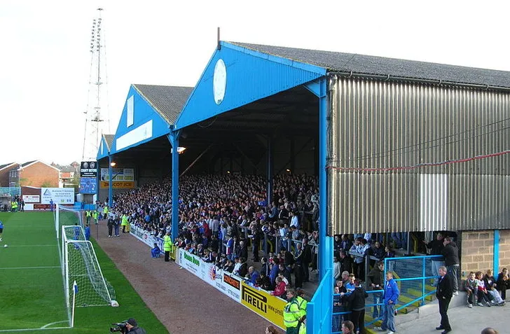 Khán đài Warwick Road End, khu vực cổ động viên cuồng nhiệt của Carlisle United tại Brunton Park