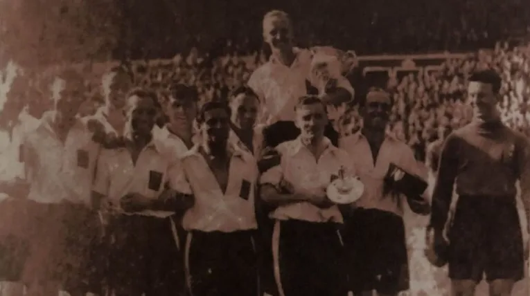 Khoảnh khắc lịch sử của câu lạc bộ Bromley FC, thể hiện truyền thống và niềm tự hào