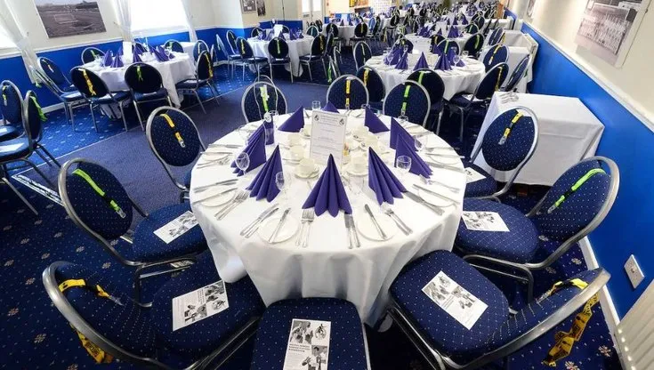 Không gian dịch vụ hiếu khách (hospitality) tại sân vận động Memorial Stadium, trải nghiệm VIP Bristol Rovers