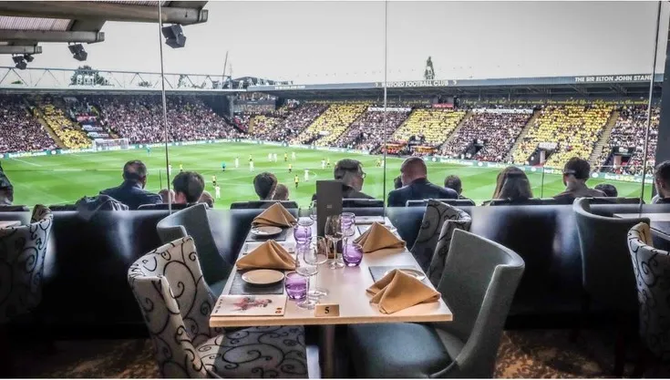 Không gian phòng hospitality box sang trọng tại sân Vicarage Road, nơi các khách mời đặc biệt có thể thưởng thức trận đấu với dịch vụ đẳng cấp.