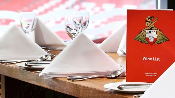 Không gian trải nghiệm dịch vụ Legends Club tại Sân vận động Eco-Power, mang đến đặc quyền VIP cho cổ động viên Doncaster Rovers
