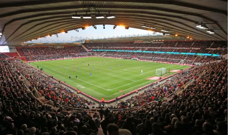 Không khí náo nhiệt tại sân Riverside Stadium Middlesbrough trong một ngày diễn ra trận đấu đỉnh cao