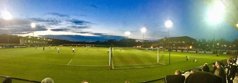 Không khí ngày thi đấu tại sân Blackwell Meadows dưới ánh đèn pha, sẵn sàng cho trận cầu hấp dẫn.