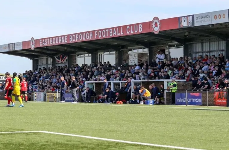 Không khí sôi động trên sân Priory Lane vào ngày thi đấu, nơi người hâm mộ Eastbourne Borough tụ hội.
