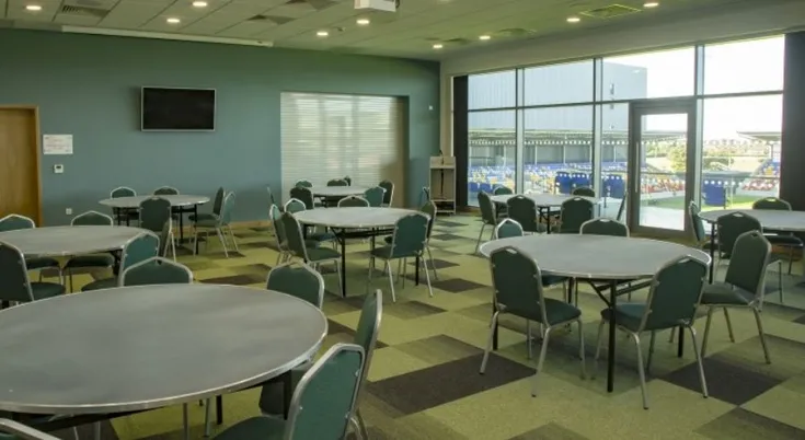 Khu vực dịch vụ hiếu khách sang trọng tại LNER Community Stadium, sẵn sàng đón tiếp CĐV và đối tác