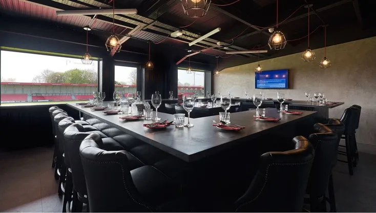Khu vực hospitality suite tại Peninsula Stadium, nơi trải nghiệm dịch vụ cao cấp trong ngày thi đấu của Salford City
