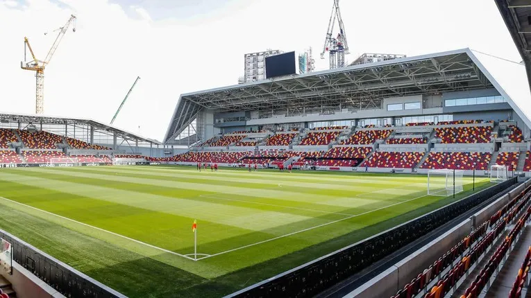 Khu vực khán đài chính South Stand tại Gtech Community Stadium, trái tim của trải nghiệm VIP
