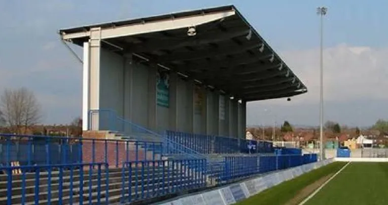 Khu vực khán đài đứng tại sân Tameside Ashton