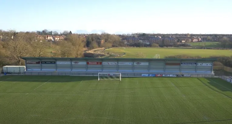 Khu vực khán đài đứng (terraces) tại sân Blackwell Meadows, nơi cổ động viên Darlington tụ họp.
