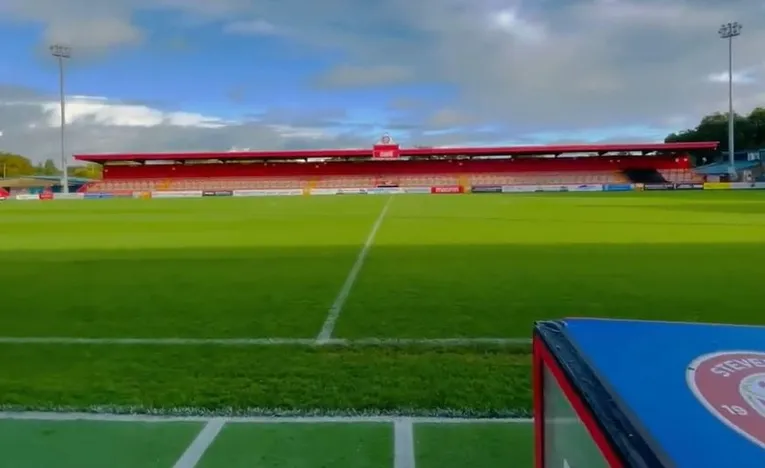 Khu vực khán đài đứng truyền thống tại Broadhall Way, nơi CĐV Stevenage hò reo