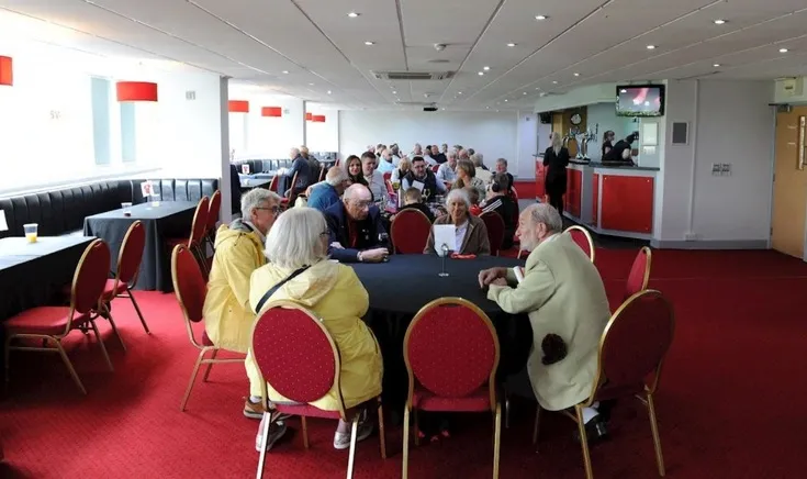 Khung cảnh bên trong khu vực tiếp đón khách VIP tại sân The County Ground, thể hiện không gian sang trọng của gói hiếu khách.
